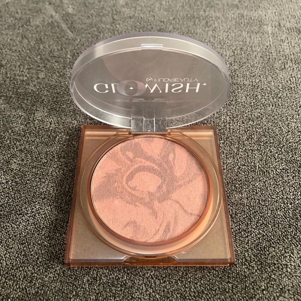 Huda Beauty GloWish Soft Radiance Bronzing Powder 05 RICH